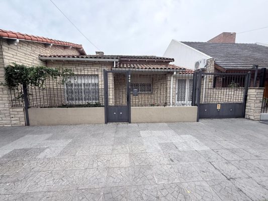 Venta Casa De 3 Ambientes Con Cochera Martinez