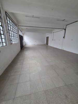 Deposito en venta en Olivos con oficinas y cochera