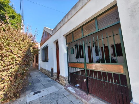 Casa con amplios ambientes, fondo y cochera.