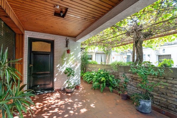 Penthouse without building fees to renovate 3-bedroom terrace patio