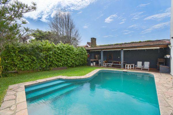 Venta casa lote propio con quincho y pileta