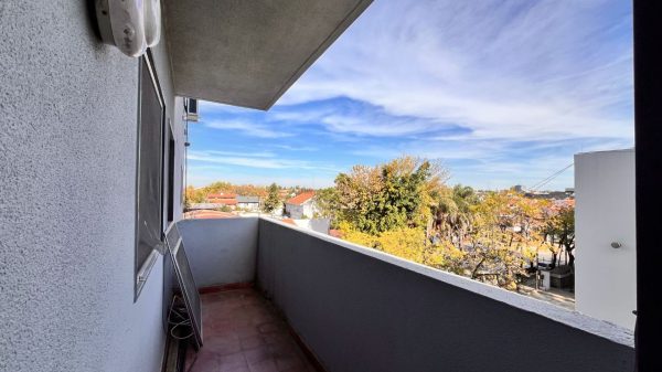 Dpto. 5 amb. 2 baños. Balcón. ASCENSOR! Beccar.