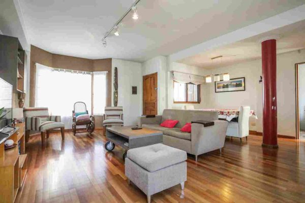 Triplex Olivos 4 ambientes cochera acepta Permuta