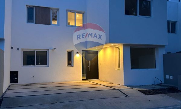 Venta De Casa 4 Amb En Las Lomas De San Isidro