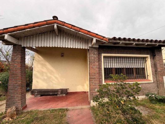 Casa a la venta troncos del talar lote propio.