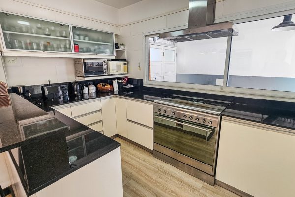 Sale 3-bedroom house with pool in Olivos