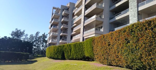 Alq. dto.2 amb. c/ cochera, dormitorio con vestid.