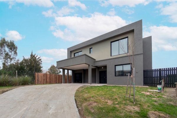 Brand New House for Sale in Santa Ana, 5 Rooms