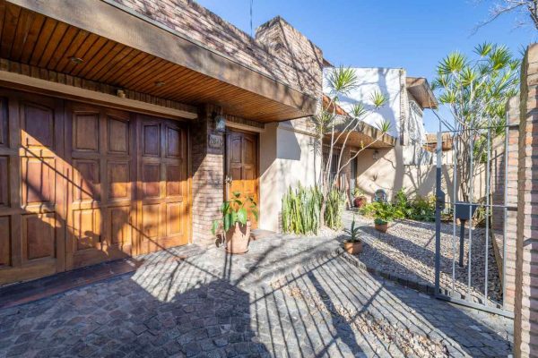 House for Sale 6 Rooms Olivos Roche with Garage and Garden
