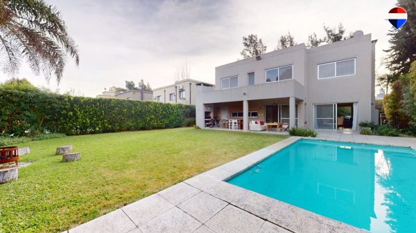 6-Room House for Sale in La Damasia with Pool and Park