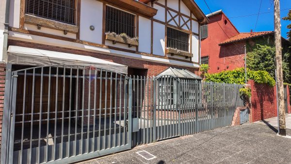 Venta Casa Con Jardin Pileta Cocheras. San Isidro