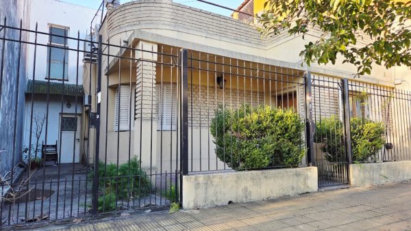 House with Patio and Terrace in Carapachay