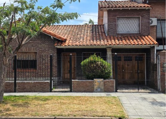 2-Story House for Sale Carapachay, 3 Bedrooms, 2 Bathrooms, BBQ Area, Garden