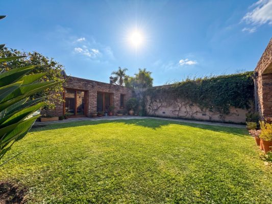 House for Sale 6 Rooms in Olivos with Garden Grill Area and 2 Parking Spaces