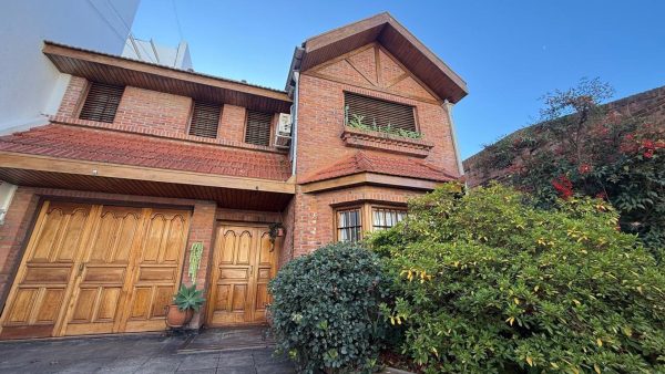 Triplex House Martinez 5 Rooms, Garage and Quincho