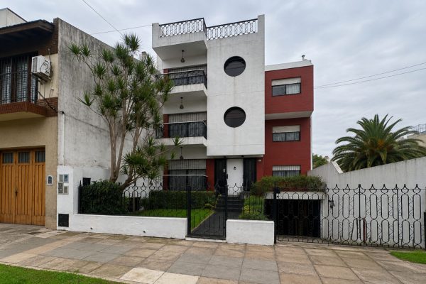 For Sale Multi-family Living with Garage in V.lopez