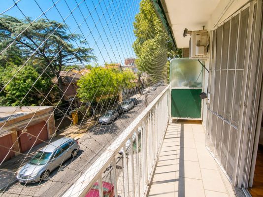For Sale 2-bedroom Apartment in Olivos with Balcony and Garage